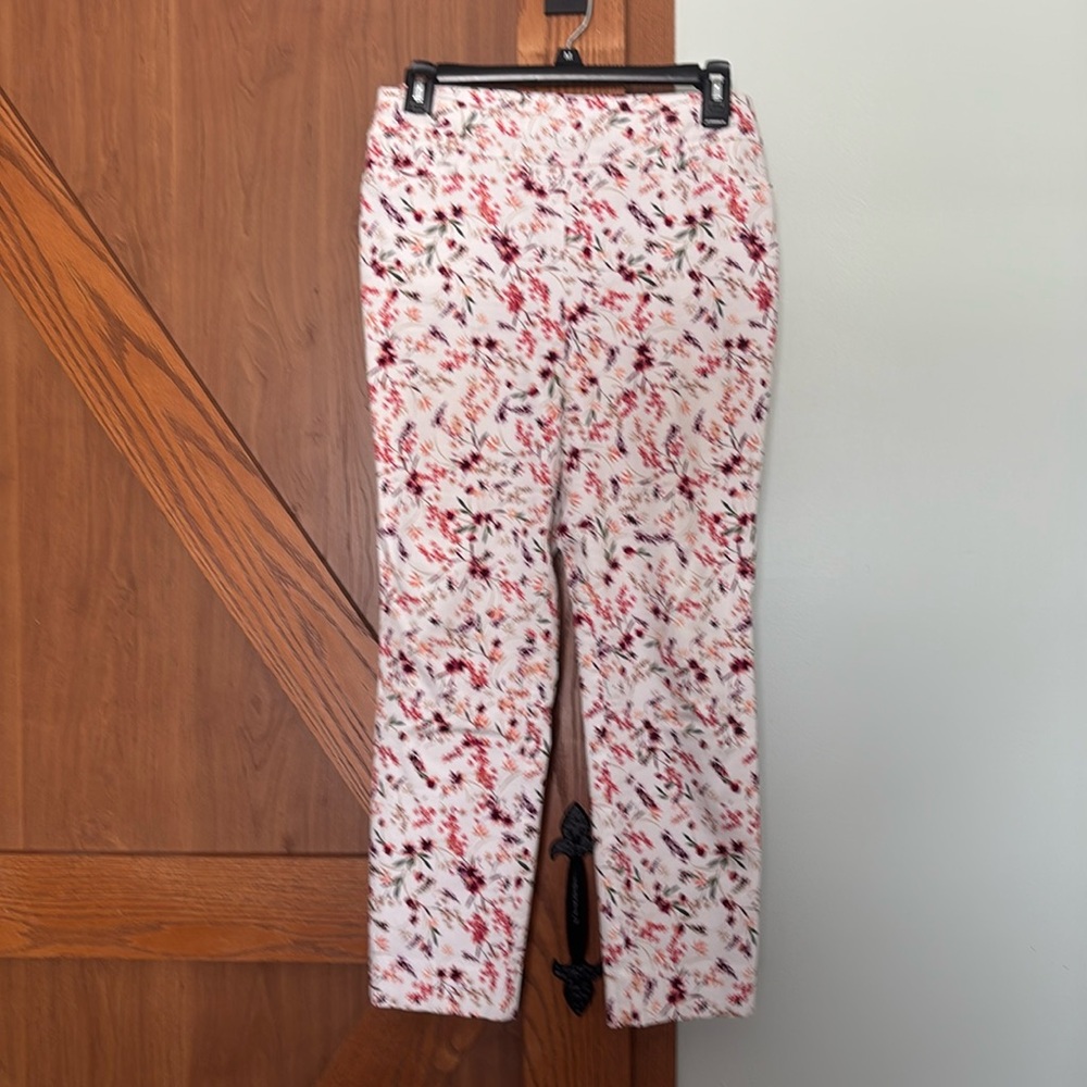 Chico’s EUC cropped pants in floral print size 0 petite (or size 4 petite).